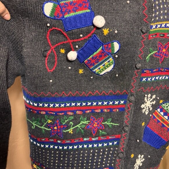 Mittens & Flowers Christmas Sweater XL￼ - Picture 5 of 9
